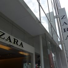 ZARA銀座店でショッピング