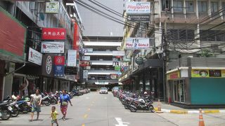 現地情報誌を読みながらカレーをいただく