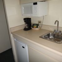 簡単なキッチン付き、真新しい電子レンジですが使いにくい。