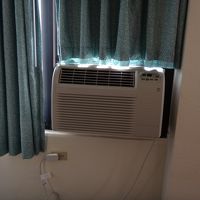 これがウワサのウインドウ型エアコン。