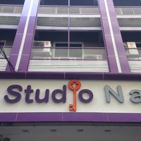 ムラサキ色の外装