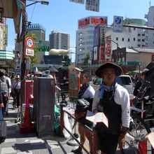 通り入り口付近には人力車が居ました