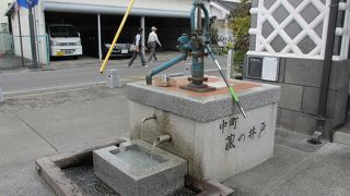 手漕ぎ式ポンプ井戸です