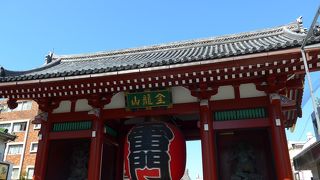 東京の観光名所浅草そして一番のフォトスポットは「雷門」国内外問わず皆が集まります(^0^)