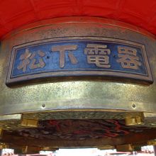 浅草雷門の名物・大提灯　松下電器(現パナソニック)寄贈