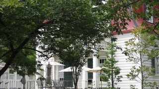 なんとも木漏れ日の心地良い洋館。