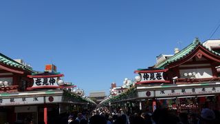 浅草・仲見世の連休は観光客みなんが押し寄せて初詣状態です