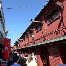 それにしてもものすごい人です　歩くことが困難なで裏通りです