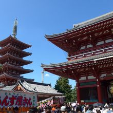 とても綺麗でバランス感のある建物です　宝蔵門と並んであります
