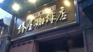 ケーキやカレーのセットもある広いカフェ