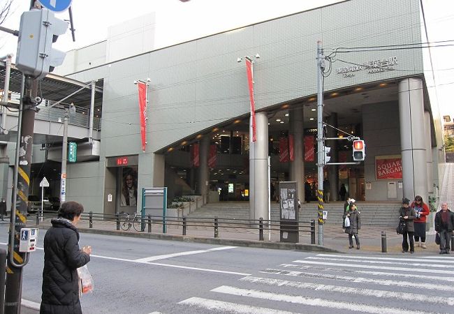 東急田園都市線では、たまプラーザよりも先に開発された中心的な地域の重要駅です。