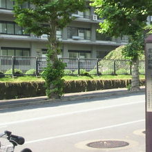 標識柱と外務省の庁舎との間にある霞が関坂の様子です。