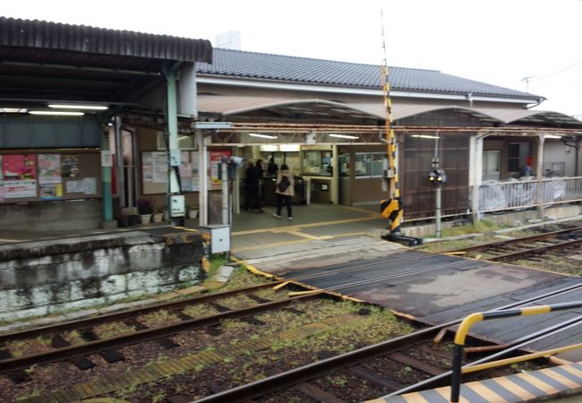 栄えてた時代も垣間見れる昭和レトロ看板が見れる駅