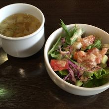 まずは、サラダとスープがやってきました。
