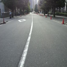 三年坂の最も高い場所から、桜田通りの方向を見ている写真です。