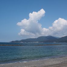 建物の裏は綺麗な海