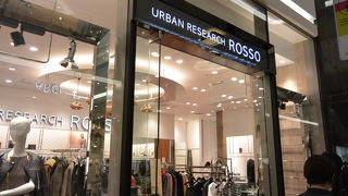 大阪駅との連絡デッキを渡ってすぐ