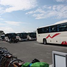 進入時右側の駐車場。此の奥に畦道の出口あり。