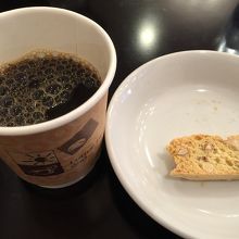 珈琲とカントッチ、珈琲に浸すと嘘みたいに食べ易くなります。