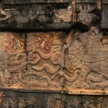 神殿の基壇部分には戦士の像が彫られているが、周囲には蛇が沢山