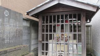 住宅街にひっそりと立っています