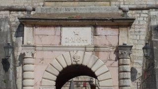 海に面したコトル旧市街の正門