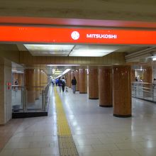 日本橋の駅を降りた所の地下通路