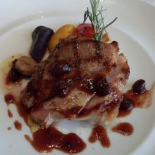 メインのお肉料理。盛り付けも華やか〜♪