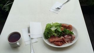 屋外のテラス席も有って、真夏、真冬で無ければ、ここで食べる事をお勧めします。