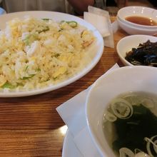 チャーハンはスープ付