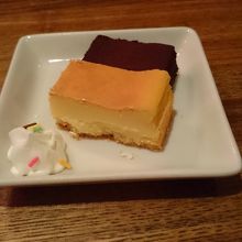 ミニデザートは何種類かあります。チーズケーキとチョコケーキ