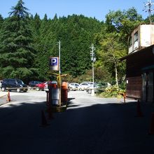 「まつさか」の前の駐車場