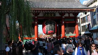 浅草観光の目玉！外国人観光客で一杯