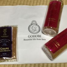 左がプチプレゼント（グレープ）。右は購入品。勿論大好きな桃！