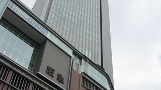 阪急百貨店とオフィスの入るビル