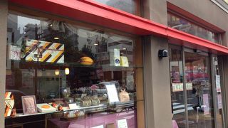 以前向かいにあったジャンヌトロワの洋菓子が買えます。