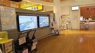 このサービスエリア、広いだけ有って、ベビーカーの貸し出しも行っていて、便利な場所です。