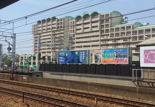 駅の北側には、大型スーパや商店街が有って、南側には、ショッピングモールが有る、そんな駅です。