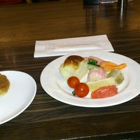 朝食はバイキング方式で、多種類選べます。