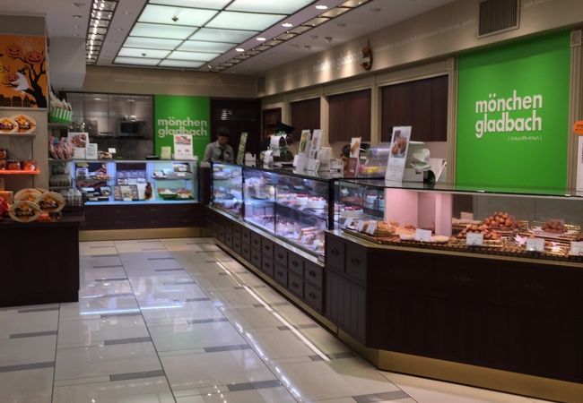 細長いエクレアのお店 ♪