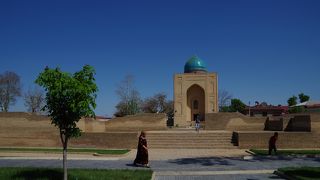 ビビハニムモスクの向かい側に建てられています。