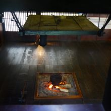 使用人部屋から監視する囲炉裏