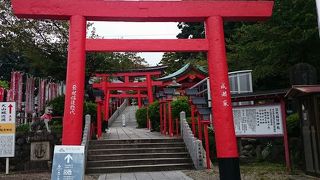 いくつもの朱塗りの鳥居