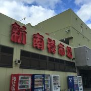 観光バスが停まります。