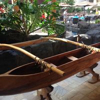 エントランスにあるアウトリガーカヌー