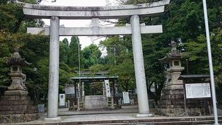 犬山城の入口に鎮座しています。