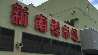 観光バスが停まります。