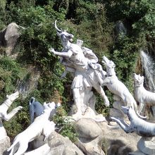 よく見るとアクタイオンが鹿に代えられ、さらに襲われてます。