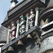 市庁舎の塔にいる3人の機械仕掛けの人形たち