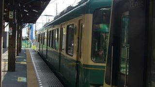 レトロな列車で鎌倉めぐりが楽しめます。